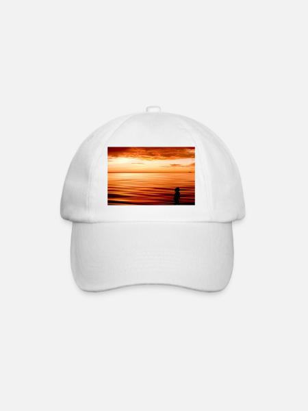 Silhouette am Strand bei Sonnenuntergang - Baseballkappe - Weiß/Weiß