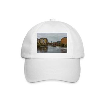 Urbane Flussszene mit Brücke - Baseballkappe - Weiß/Weiß - Vorne