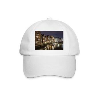 Vue nocturne de la route de la digue sur le Nikolaifleet - Casquette classique - blanc/blanc - Devant