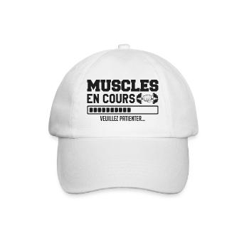 Muskeln im Aufbau... Bodybuilding lustiger Humor - Baseballkappe - Weiß/Weiß - Vorne