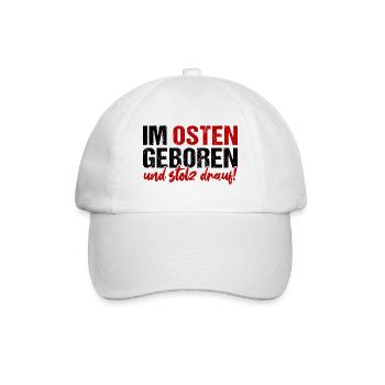 Im Osten Geboren Und Stolz Drauf! DDR Ossi Motto - Baseballkappe - Weiß/Weiß - Vorne