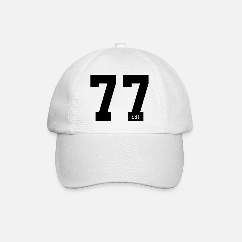 77 EST – Bold Typo & Gründungsstil - Baseballkappe - Weiß/Weiß