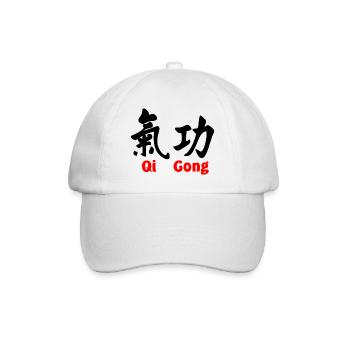 QI Gong mit Text horizontal mit Text rot - Baseballkappe - Weiß/Weiß - Vorne