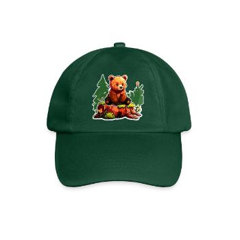 Ein kleiner Bär hockt auf einem Baumstumpf - Baseballkappe - Flaschengrün - Vorne