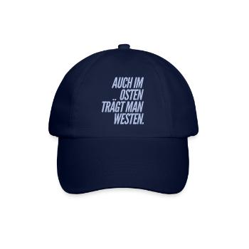 Auch im OSTEN trägt man WESTEN - Nice, Funny Shirt - Baseballkappe - Blau/Blau - Vorne