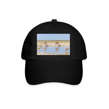 Giraffe und Landschaft im Etosha Nationalpark - Baseballkappe - Schwarz/Schwarz - Vorne