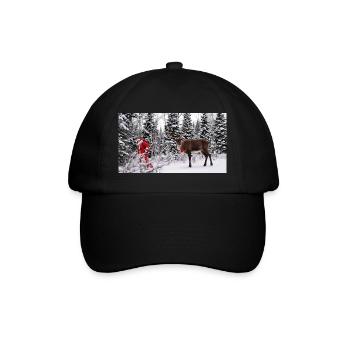 Winterfreude: Santa und Rentier im Schnee - Baseballkappe - Schwarz/Schwarz - Vorne
