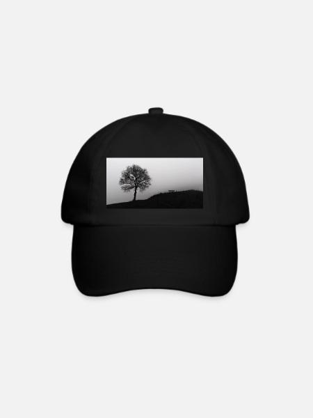 Die Bank und der Baum im Nebel - Baseballkappe - Schwarz/Schwarz