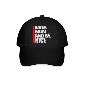 Zitat Work Hard Be Nice Motivation Positiver Geist - Baseballkappe - Schwarz/Schwarz - Vorne