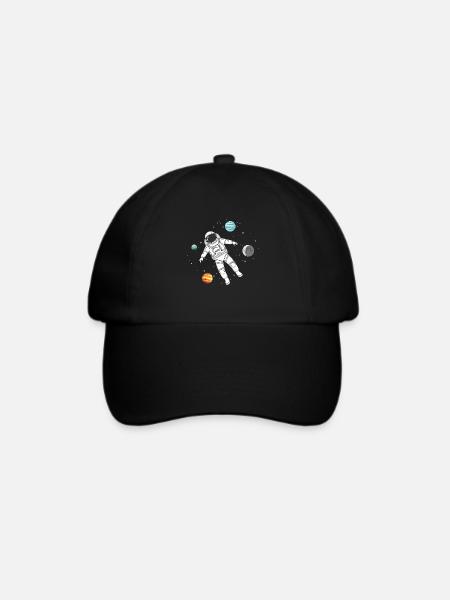 Astronaut schwebt im Weltall mit Planeten - Baseballkappe - Schwarz/Schwarz