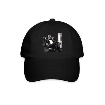 Mafiaboss lässig mit Sonnenbrille auf Ledersessel - Baseballkappe - Schwarz/Schwarz - Vorne