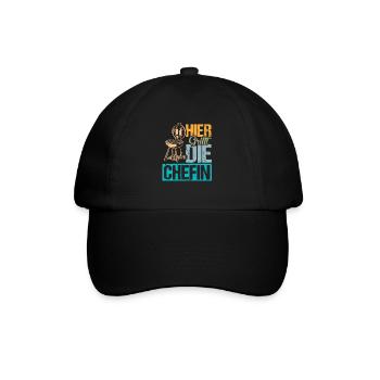 Hier Grillt die Chefin - Baseballkappe - Schwarz/Schwarz - Vorne