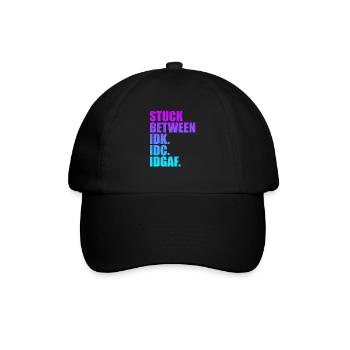 Steckt zwischen IDK IDC IDGAF fest - Baseballkappe - Schwarz/Schwarz - Vorne