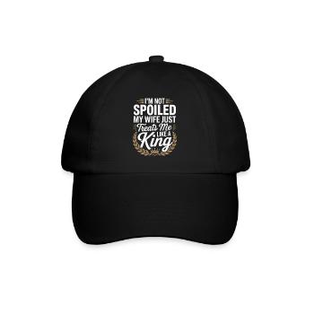 Nicht verwöhnt, meine Frau behandelt wie ein König - Baseballkappe - Schwarz/Schwarz - Vorne