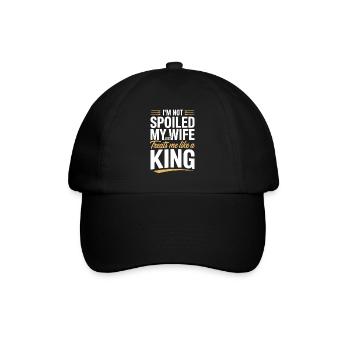 Nicht verwöhnt, meine Frau behandelt wie ein König - Baseballkappe - Schwarz/Schwarz - Vorne