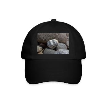 Kieselstein in den Felsen - Baseballkappe - Schwarz/Schwarz - Vorne