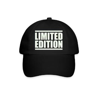 Limitierte Auflage Großbuchstaben - Baseballkappe - Schwarz/Schwarz - Vorne