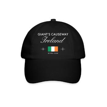 Giant’s Causeway Nordirland Koordinaten Souvenir - Baseballkappe - Schwarz/Schwarz - Vorne