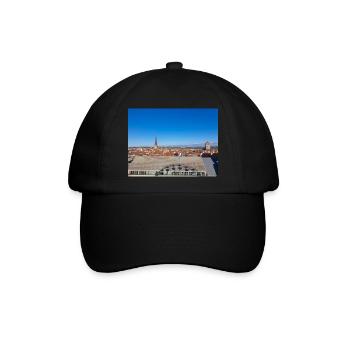 Rostocker Skyline und Altstadt hinter dem Rathaus - Baseballkappe - Schwarz/Schwarz - Vorne