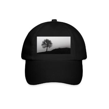 Die Bank und der Baum im Nebel - Baseballkappe - Schwarz/Schwarz - Vorne