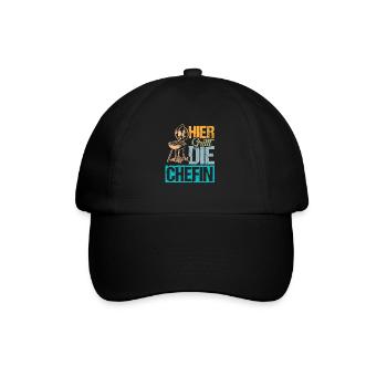 Hier Grillt die Chefin - Baseballkappe - Schwarz/Schwarz - Vorne