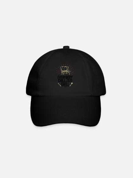 Frau steht am Grill - Baseballkappe - Schwarz/Schwarz