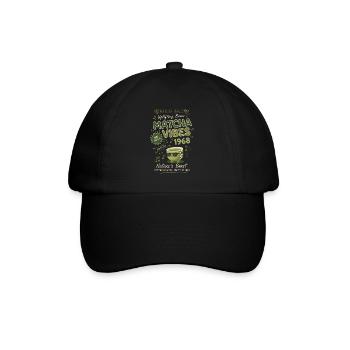 Matcha Vibes 1968 Matcha Magic Uplifting Brew - Baseballkappe - Schwarz/Schwarz - Vorne