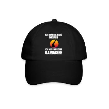 Ich brauche keine Therapie ich muss zum Gardasee - Baseballkappe - Schwarz/Schwarz - Vorne