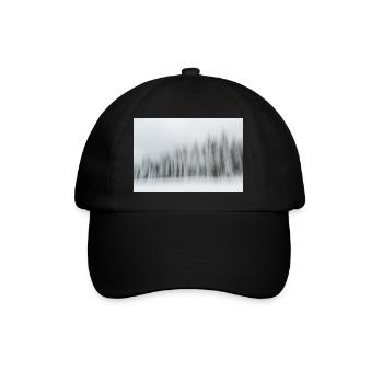 Une rangée de conifères enneigés dans un paysage hivernal en m - Casquette classique - noir/noir - Devant