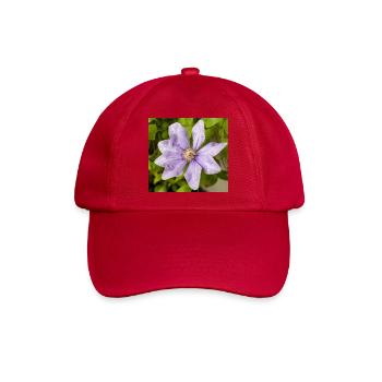 Lila Clematis-Blüte, die zwischen grünen Blättern blüht - Baseballkappe - klassisch Rot - Vorne