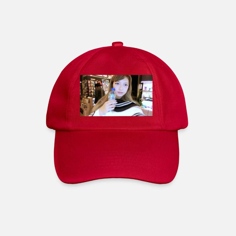 Portrait d’un modèle au musée - Casquette classique - rouge classique