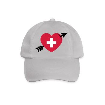 Herz Mit Schweizerkreuz Und Pfeil (Schweiz / 3C) - Baseballkappe - Grau - Vorne