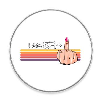 Ich bin 57 + 1 Mittelfinger-Shirt Ich bin 57 plus, - Runder Kühlschrankmagnet - Weiß - Vorne