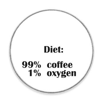 Die Ernährung besteht zu 99 % aus Kaffee, aber nur zu 1 % aus Sauerstoff - Runder Kühlschrankmagnet - Weiß - Vorne