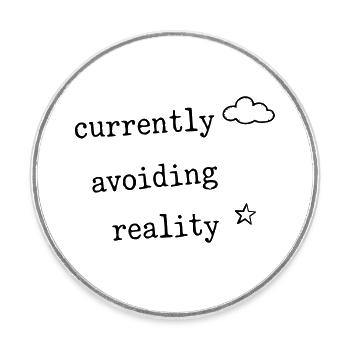 Derzeit vermeide ich das Reality-Witz-Shirt - Runder Kühlschrankmagnet - Weiß - Vorne
