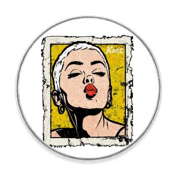 Buzzcut Punk Mädchen mit Kussmund im Pop-Art Stil - Runder Kühlschrankmagnet - Weiß - Vorne