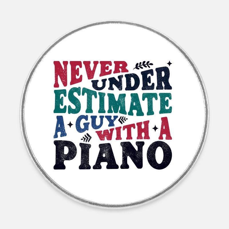 Never underestimate a Guy with a Piano - Runder Kühlschrankmagnet - Weiß