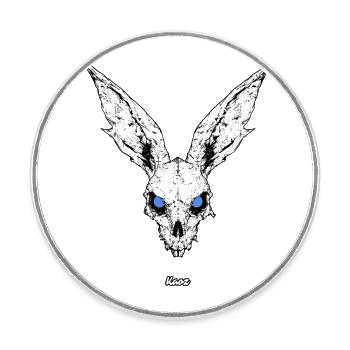 Düsterer Totenkopf Hase mit blauen Augen - Runder Kühlschrankmagnet - Weiß - Vorne