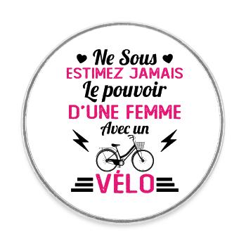 Une Femme Avec un vélo cadeau pour cycliste - Magnet rond - blanc - Devant