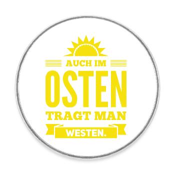 Auch im OSTEN trägt man WESTEN - Nice, Funny Shirt - Runder Kühlschrankmagnet - Weiß - Vorne