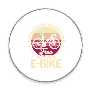 Unterschätze niemals eine Frau auf einem E-Bike Ak - Runder Kühlschrankmagnet - Weiß - Vorne
