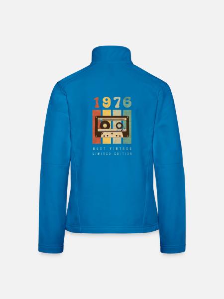 1976 Best Vintage Kassette – 70er Retro Kult Motiv - Frauen Softshelljacke - Lichtblau - Hinten