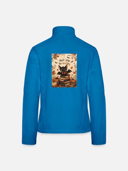 Herbstkatze im Bücherstapel mit Flügeln - Frauen Softshelljacke - Lichtblau