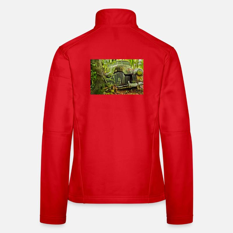 Waldverfall: Rostige Autoüberreste - Frauen Softshelljacke - Rot