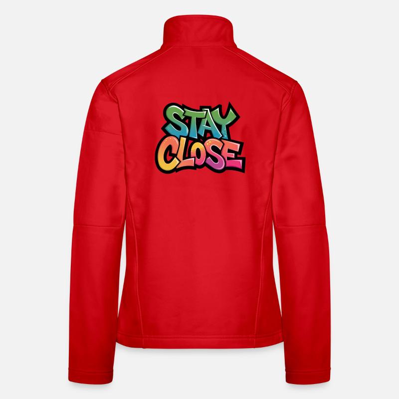 Bleib in der Nähe Graffiti-Typografie Frauen Softshelljacke