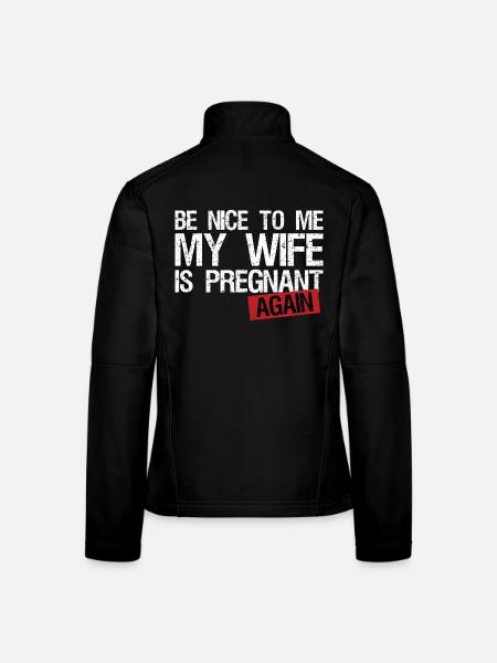 Be Nice To Me My Wife Is Pregnant AGAIN! - Frauen Softshelljacke - Schwarz - Hinten