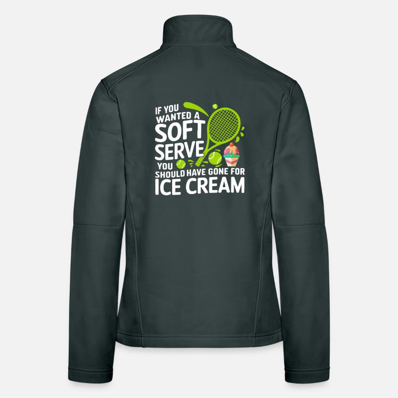 Soft Serve vs Eiscreme Cartoon-Zitat Frauen Softshelljacke