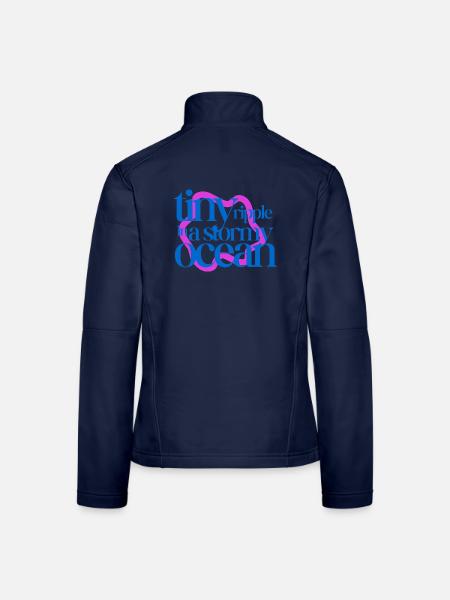 Tiny ripple in a stormy ocean (pink background) - Frauen Softshelljacke - Navy - Hinten