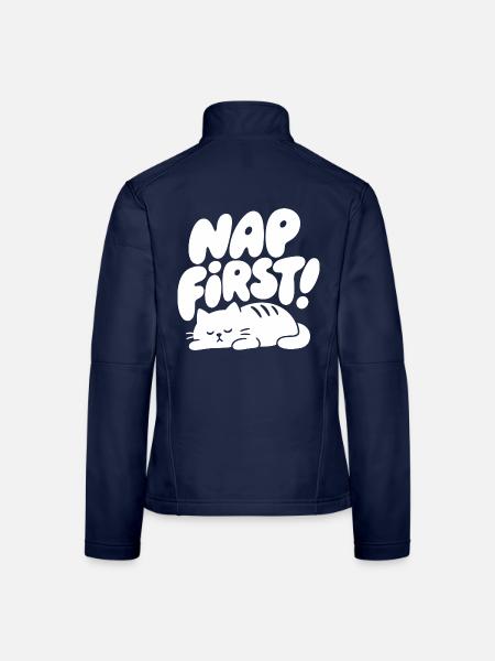 Nap First – Schlafende Katze für Katzenfans - Frauen Softshelljacke - Navy - Hinten