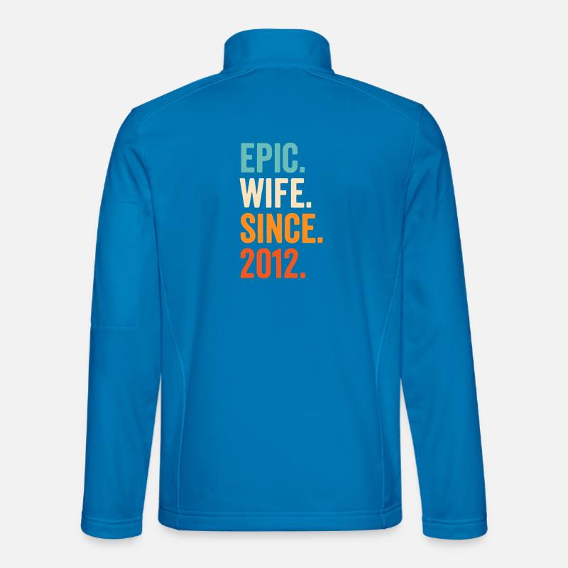 Epische Ehefrau seit 2012 - Unisex Softshelljacke - Lichtblau